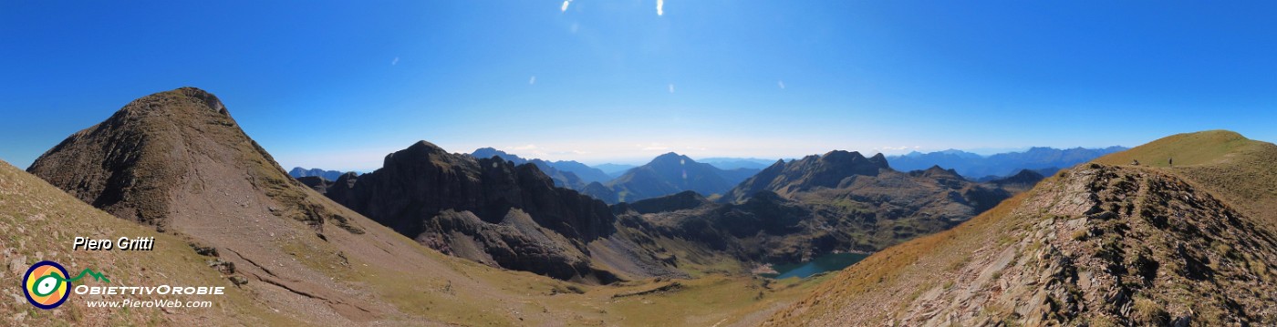 49 Da sx cima Pizzo Farno, Monte Corte, Laghi Gemelli, costone ovest erboso del Pizzo Farno.jpg
